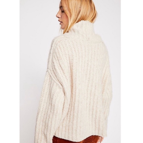 FREE PEOPLE Pearl Fluffy Wool Blend Slouchy Sweater NWT - Picture 3 of 9